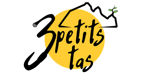 logo représentant 3 tas à l'allure de montagnes, sur le troisième pousse une jeune plante. Un ver de terre en forme de 3 débute le nom 3 petits tas