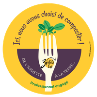 Autocollant rond apposé sur la vitrine d'un restaurant. Une fourchette sur laquelle pousse des feuilles et avec le logo de 3 Petits Tas. On peut lire Ici, nous avons choisi de composter ! De l'assiette à la terre, professionnel engagé.